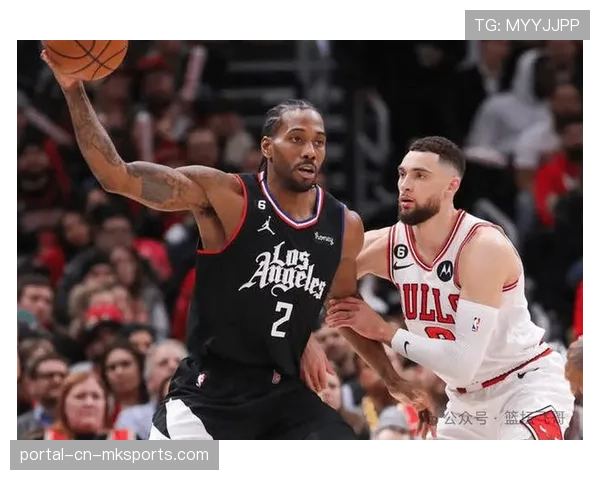 快船与公牛比赛因场馆漏水暂停半小时,现场紧急维修